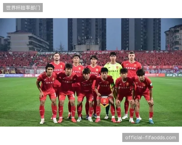 新势力改写中超格局，重庆铜梁龙等三支升班马凭借务实战术跻身前四，冲击亚冠席位。